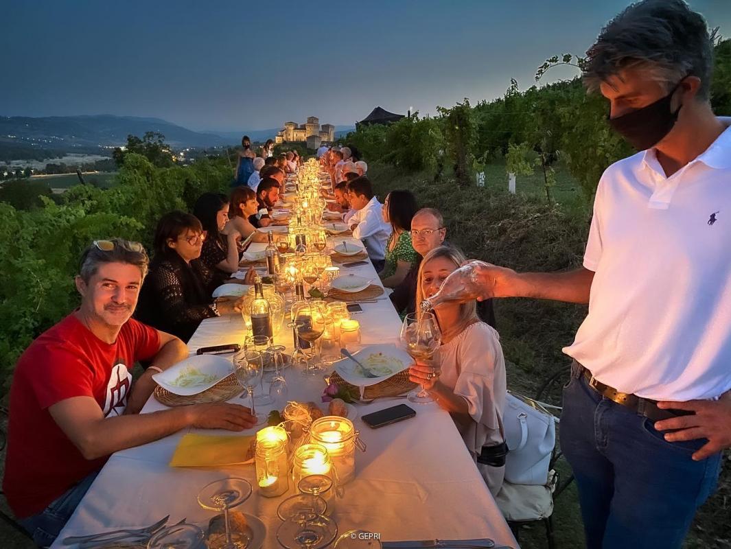 Cena in questa vigna_ Torrechiara Via di Linari_Cammini di Notte Emilia Romagna 2022 foto di Paolo Gepri per Assapora Parma